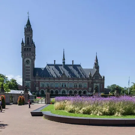 Quietly Located Mansion Near The Centre Of Holiday home The Hague